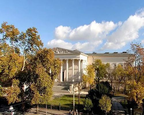 Budapest Museum Central 3*,